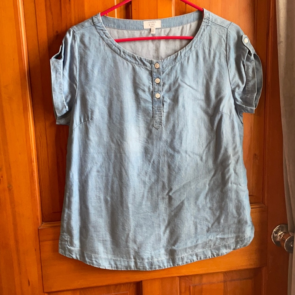 Crown and ivy petite medium chambray top